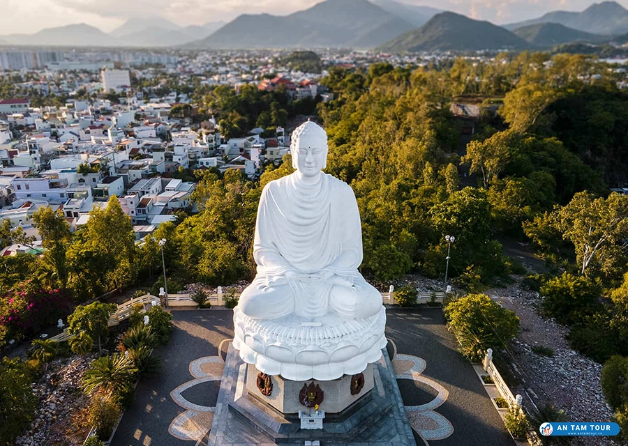 ngôi cổ tự hơn trăm năm tuổi nổi tiếng với bức tượng Kim Thân Phật Tổ khổng lồ uy nghiêm, ngự trị trên đỉnh đồi Trại Thủy. Trải nghiệm cảm giác thanh tịnh khi vượt qua các bậc đá, ngắm nhìn toàn cảnh thành phố biển hiền hòa