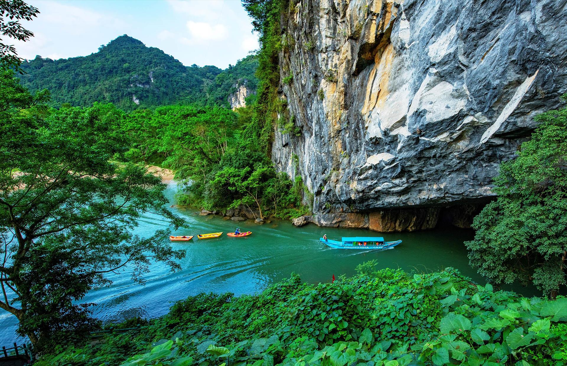 Động Phong Nha, nằm trong Vườn Quốc gia Phong Nha - Kẻ Bàng, là một trong những kỳ quan thiên nhiên nổi bật của Việt Nam
