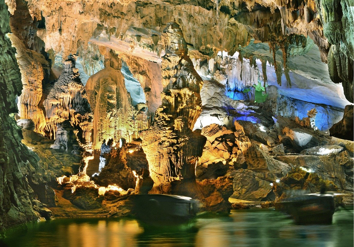 Động Phong Nha, nằm trong Vườn Quốc gia Phong Nha - Kẻ Bàng, là một trong những kỳ quan thiên nhiên nổi bật của Việt Nam
