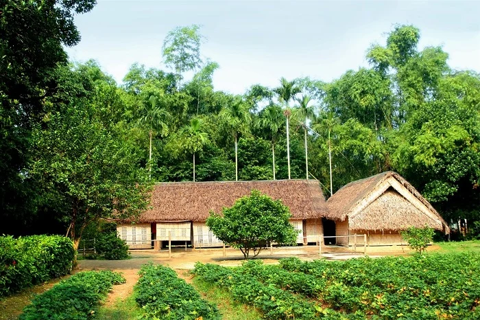 Khu di tích Kim Liên – nơi lưu giữ trọn vẹn những ký ức tuổi thơ của Chủ tịch Hồ Chí Minh – đưa du khách trở về với không gian làng quê xứ Nghệ thanh bình, mộc mạc dưới những mái tranh nghèo và rặng tre xanh ngắt.