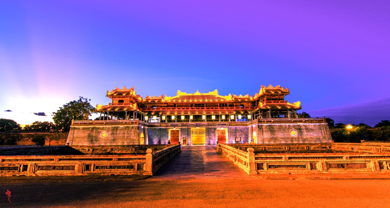 Ngọ Môn là cổng chính phía nam của Hoàng thành Huế, biểu tượng kiến trúc cung đình triều Nguyễn và nơi diễn ra nhiều sự kiện lịch sử quan trọng.