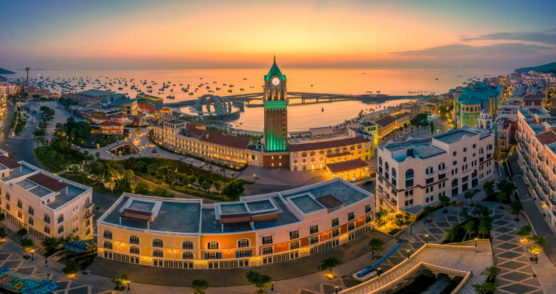 Khám phá Thị trấn Hoàng Hôn (Sunset Town) Phú Quốc – "Địa Trung Hải" thu nhỏ đầy lãng mạn. Cập nhật kinh nghiệm check-in Cầu Hôn và các show diễn đỉnh cao từ A-Z.