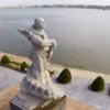 Ghé thăm tượng đài Mẹ Suốt để nghiêng mình kính cẩn trước một huyền thoại, lắng nghe câu chuyện về lòng dũng cảm của mẹ và cảm nhận niềm tự hào sâu sắc trước dòng sông lịch sử lộng gió.
