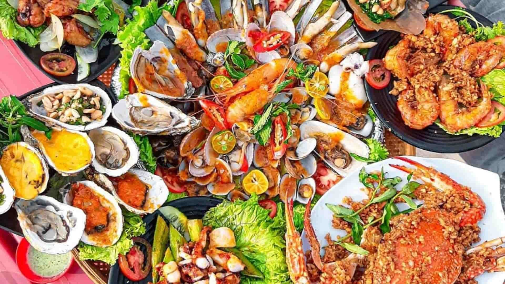 Ẩm thực hải sản tại Đảo Phú Quý nổi bật với nguồn hải sản tươi rói được đánh bắt trong ngày, mang hương vị đậm đà của biển cả, là trải nghiệm không thể bỏ lỡ dành cho du khách khi khám phá đảo.