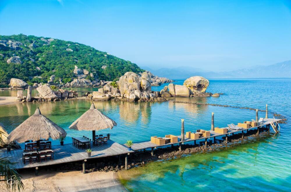 Đảo Bình Hưng là điểm đến biển đảo hoang sơ nổi bật của Khánh Hòa, thu hút du khách bởi làn nước trong xanh, bãi cát trắng mịn, những bãi đá tự nhiên độc đáo và không gian làng chài yên bình, lý tưởng cho nghỉ dưỡng và khám phá.