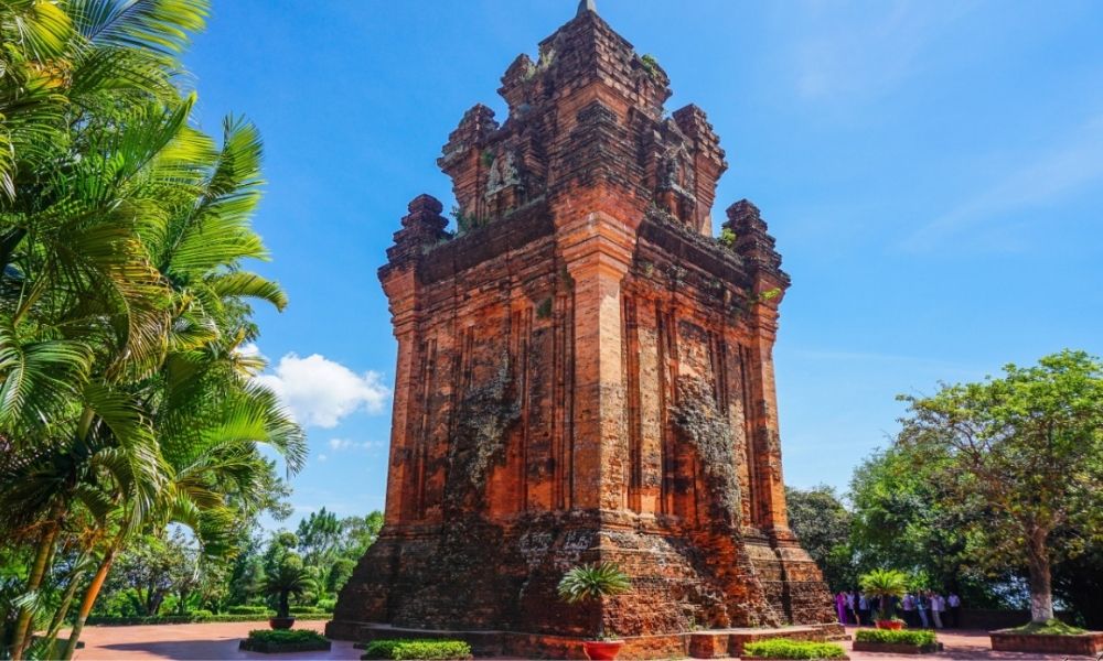 THÁP NHẠN
