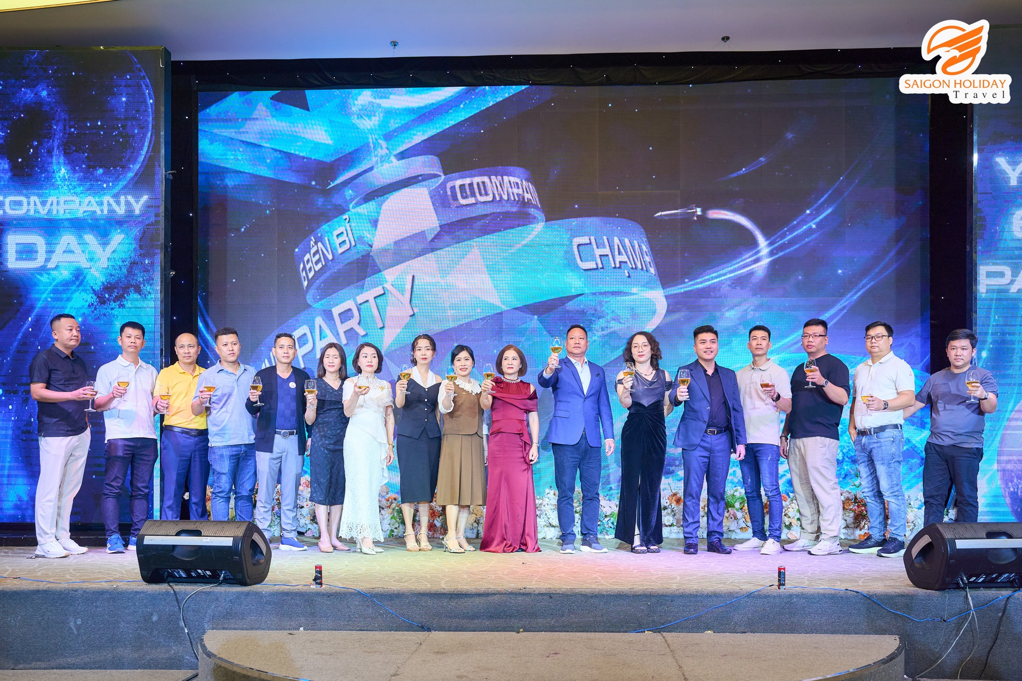 Gala Dinner tại Đảo Bình Hưng mang đến không gian ấm cúng và sang trọng bên bờ biển, nơi các thành viên cùng nhau thưởng thức ẩm thực, tham gia hoạt động gắn kết và lưu giữ những khoảnh khắc đáng nhớ trong hành trình.