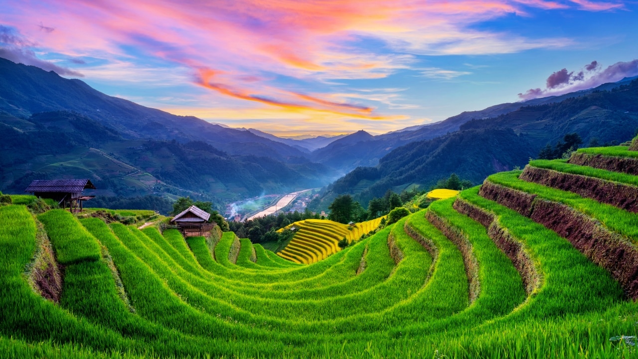 Sa Pa níu chân du khách bằng vẻ đẹp tựa tranh vẽ của thung lũng Mường Hoa, những nét văn hóa bản địa đặc sắc và hương vị ẩm thực vùng cao sưởi ấm những đêm sương lạnh giá.