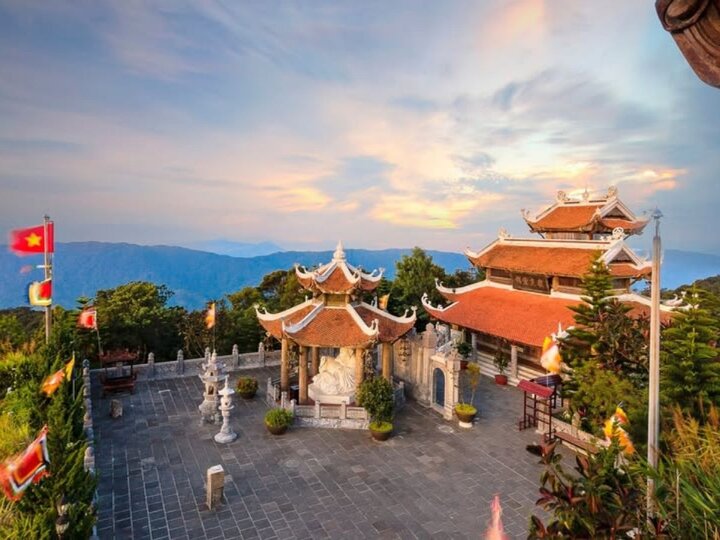 Tượng Bà Chúa Mẫu Thượng Ngàn là điểm tham quan tâm linh nổi bật với không gian thanh tịnh và tầm nhìn đẹp giữa núi rừng Bà Nà Hills.