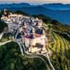 Bà Nà Hills là khu du lịch nổi tiếng trên núi với khí hậu mát mẻ quanh năm, cảnh quan đẹp và nhiều trải nghiệm vui chơi, giải trí hấp dẫn.