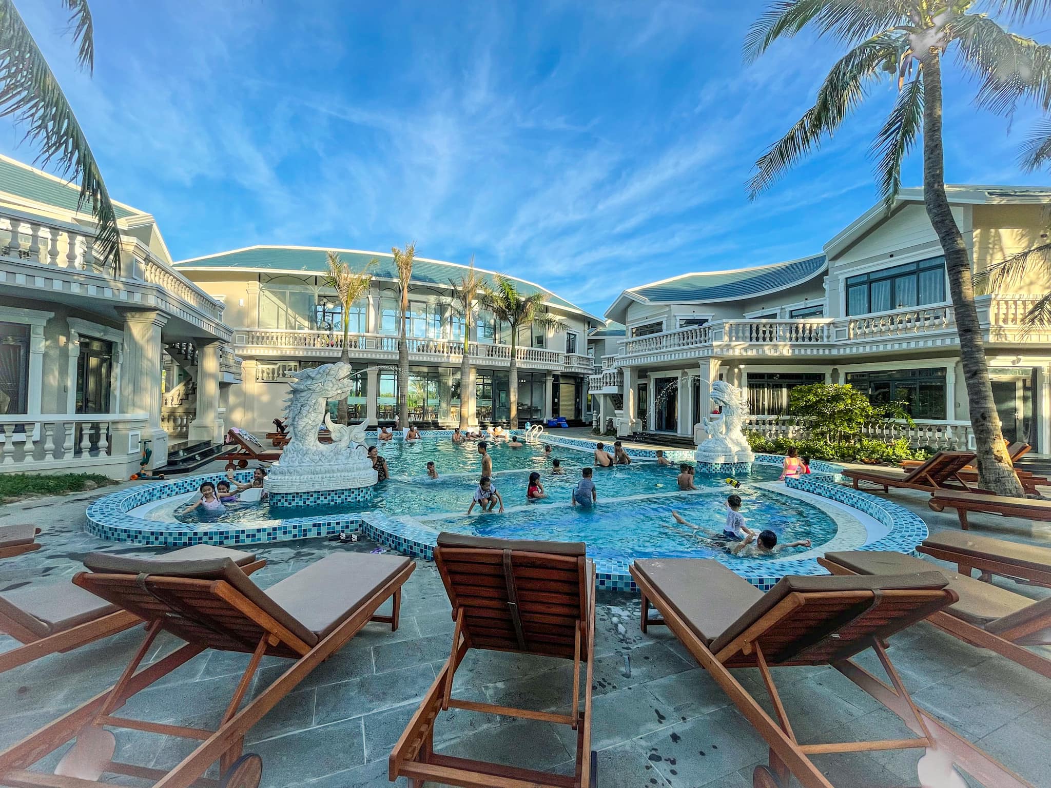 Resort Phú Quý là không gian thư giãn lý tưởng với thiết kế hiện đại, hướng nhìn thoáng đãng, mang đến trải nghiệm nghỉ dưỡng thoải mái giữa khung cảnh biển đảo yên bình của Đảo Phú Quý.
