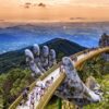 Cầu Vàng là biểu tượng nổi tiếng tại Bà Nà Hills, gây ấn tượng với thiết kế bàn tay khổng lồ nâng đỡ giữa mây trời.