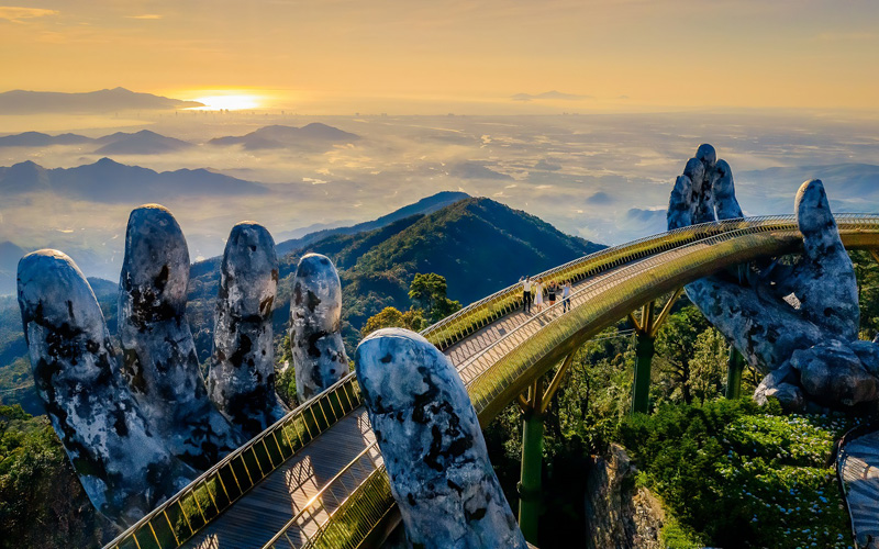 Cầu Vàng nổi bật với thiết kế bàn tay khổng lồ nâng đỡ giữa mây trời, trở thành biểu tượng du lịch nổi tiếng của Đà Nẵng.
