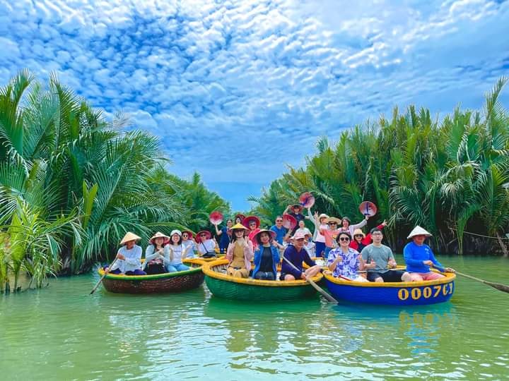 Chèo thuyền thúng tại Rừng dừa Bảy Mẫu mang đến trải nghiệm khám phá sông nước miền Trung với không gian xanh mát và hoạt động dân dã đặc trưng.
