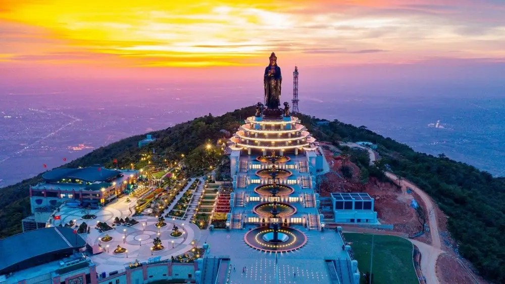 núi Bà Đen Tây Ninh tọa lạc ở miền Nam Việt Nam là điểm đến hấp dẫn cho du khách và những người hành hương.