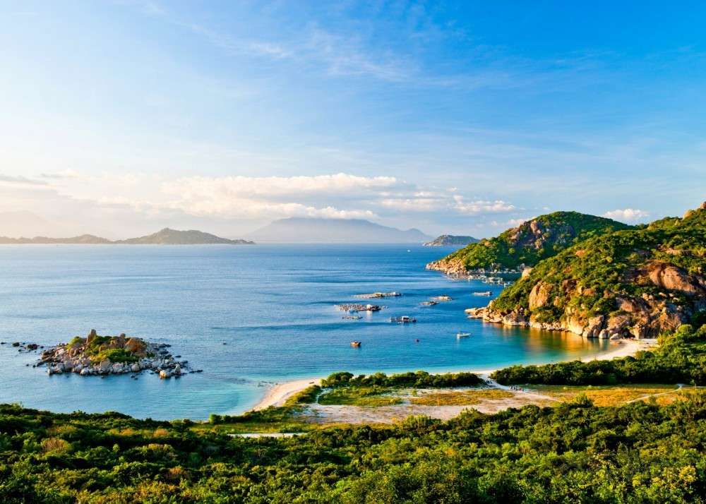 Ninh Chữ là một trong những bãi biển đẹp và nổi tiếng nhất tại Ninh Thuận, nằm tại thị trấn Khánh Hải, cách thành phố Phan Rang - Tháp Chàm khoảng 5km. Nơi đây sở hữu bãi cát trắng mịn hình vòng cung, sóng biển êm ả và không gian vô cùng thoáng đãng, rất phù hợp cho các hoạt động tắm biển, nghỉ dưỡng hoặc cắm trại qua đêm.