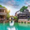 Ô Trấn là cổ trấn sông nước nổi tiếng tại Chiết Giang, gây ấn tượng với những con kênh uốn lượn, nhà cổ trăm năm và không gian yên bình, mang đậm nét đẹp truyền thống Trung Hoa.