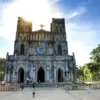 Nhà thờ Mằng Lăng – công trình kiến trúc cổ kính hơn 100 năm tuổi tại Phú Yên, nổi tiếng với phong cách Gothic độc đáo và lưu giữ cuốn sách chữ Quốc ngữ đầu tiên của Việt Nam.