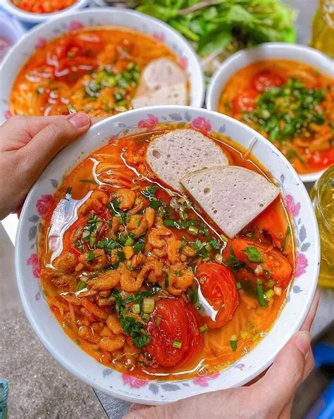 Thưởng thức ẩm thực Mỹ Tho - Cần Thơ với hủ tiếu Mỹ Tho trứ danh, lẩu mắm đậm đà, cá tai tượng chiên xù và các món ăn đặc sản sông nước miền Tây khó cưỡng.