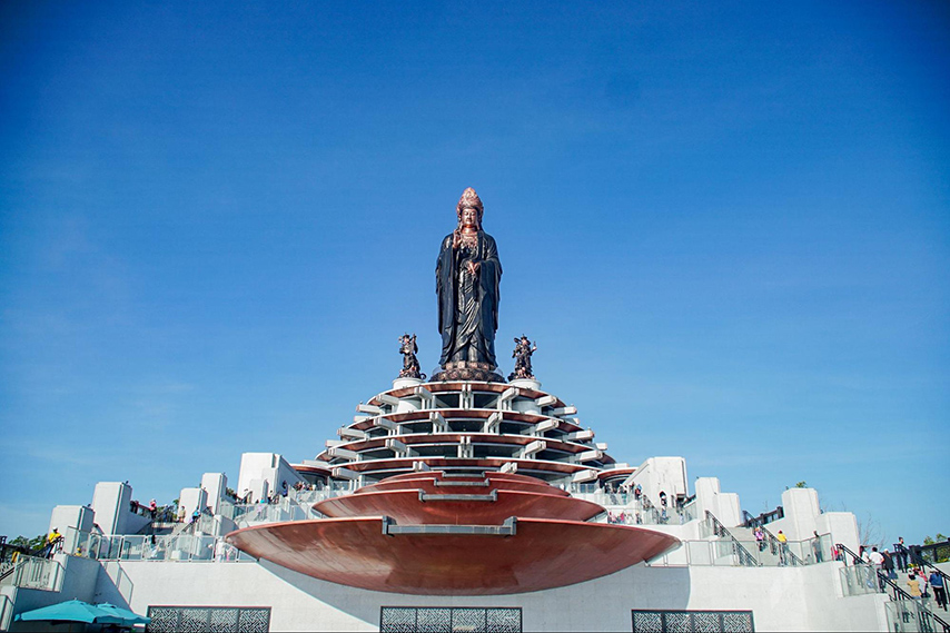 Tượng Phật Bà Tây Bổ Đà Sơn là biểu tượng tâm linh nổi bật tại núi Bà Đen, Tây Ninh, thu hút hàng triệu du khách và Phật tử mỗi năm.