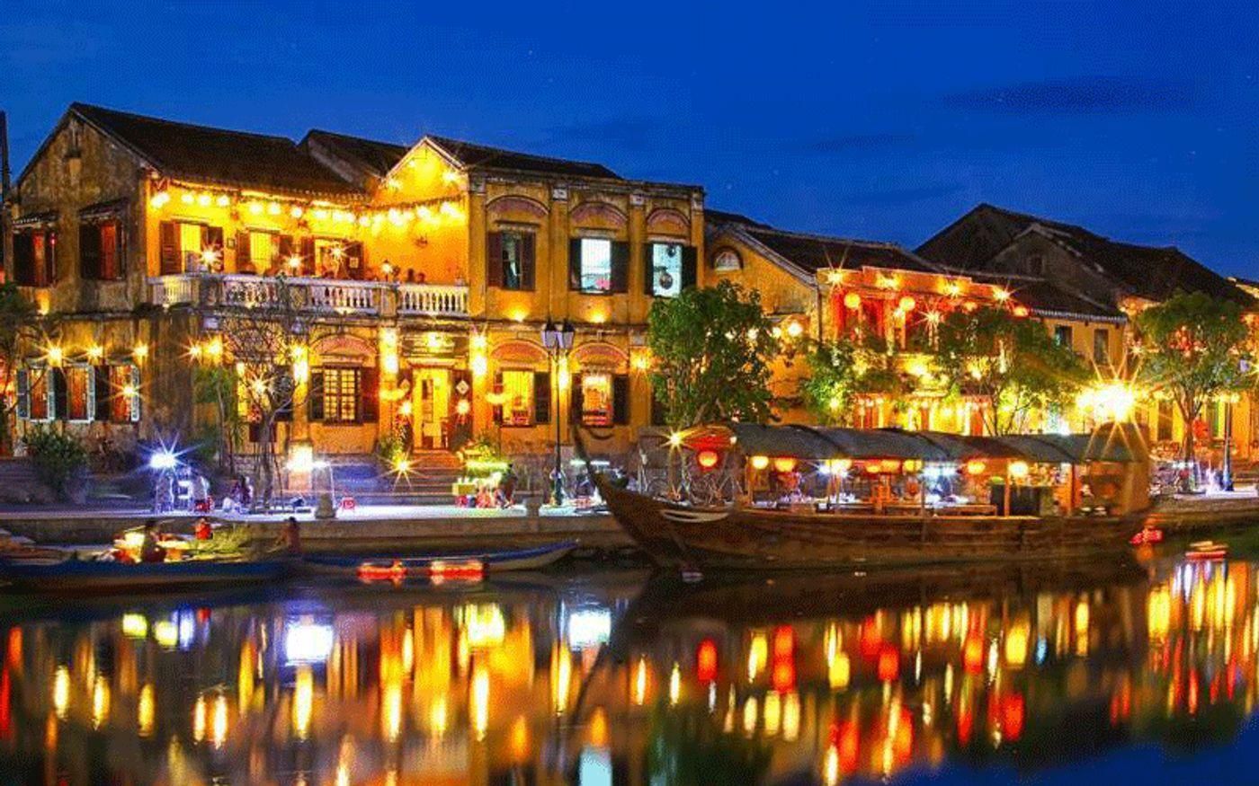 Phố cổ Hội An nổi bật với kiến trúc cổ kính, đèn lồng rực rỡ và không gian hoài niệm đậm nét văn hóa miền Trung.
