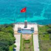 Cột cờ đảo Phú Quý là biểu tượng thiêng liêng giữa biển trời Tổ quốc, nằm trên đảo Đảo Phú Quý, mang đến không gian rộng mở với tầm nhìn hướng biển tuyệt đẹp, là điểm check-in ý nghĩa và thu hút du khách khi đến khám phá đảo.