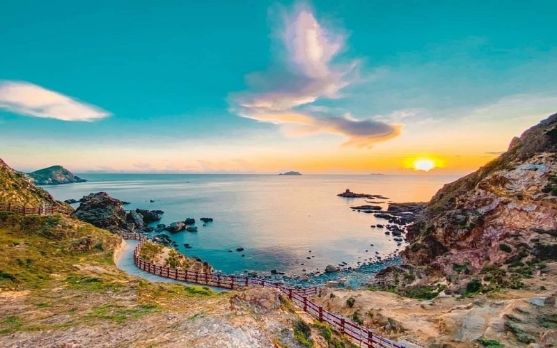 Vẻ đẹp hoang sơ, bãi biển tuyệt đẹp và những địa danh nổi tiếng đậm chất miền Trung.