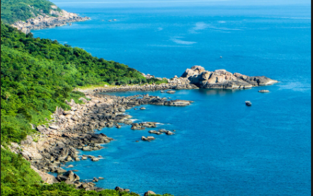 Sở hữu cảnh quan hùng vĩ với biển xanh, núi đá kỳ thú và những điểm du lịch nổi tiếng đậm chất miền Trung.