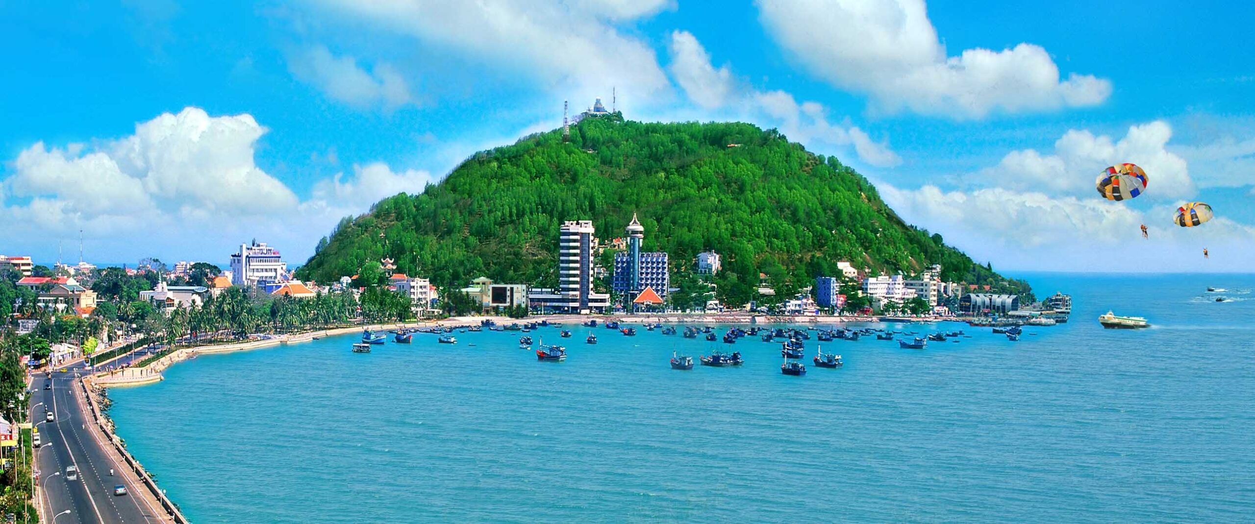 Vũng Tàu là thành phố biển nổi tiếng với bãi biển đẹp, không khí trong lành và nhiều điểm du lịch, nghỉ dưỡng hấp dẫn.