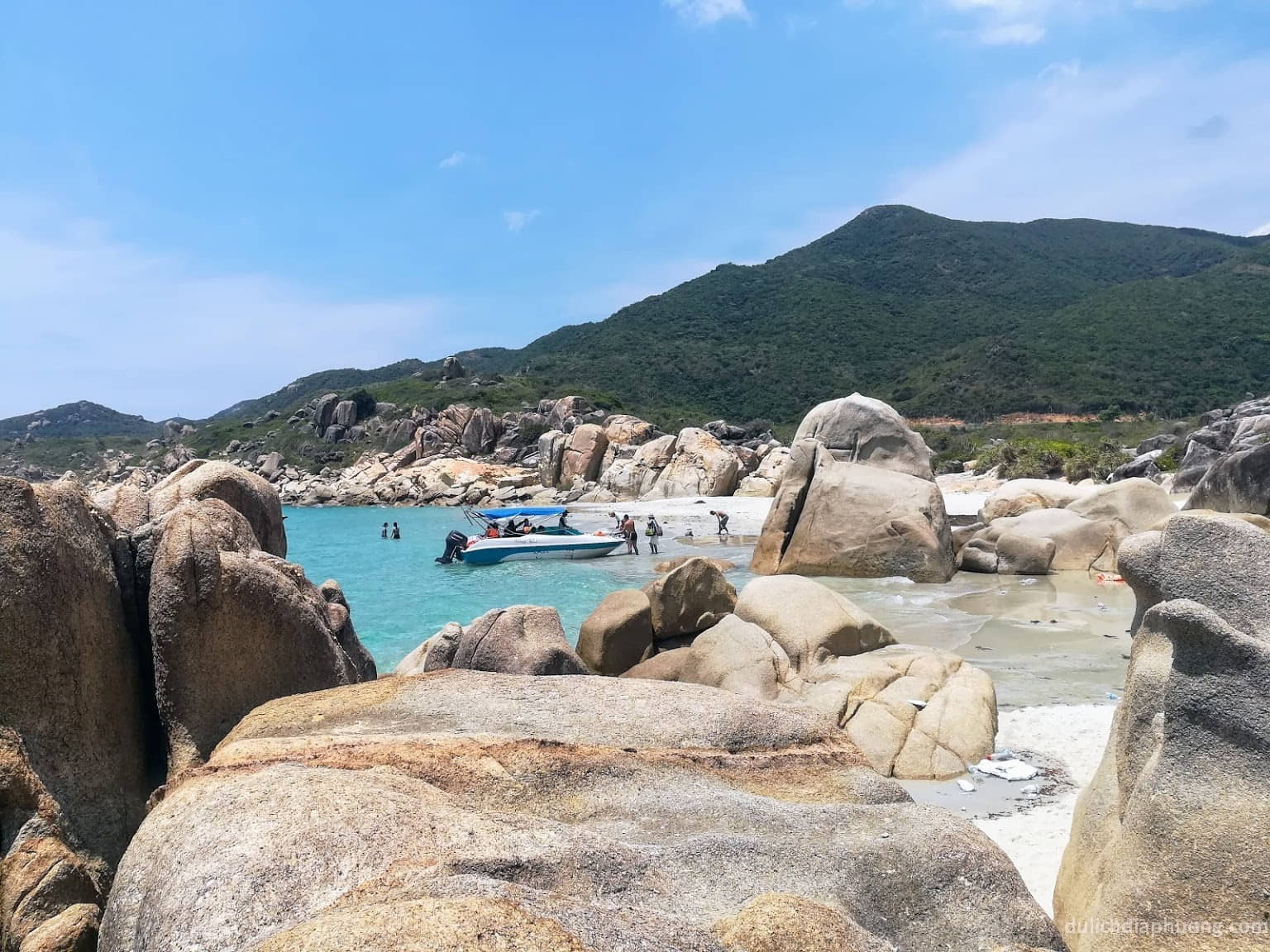 Bãi Chà Là – Thiên Đường Biển Cả Bãi Chà Là Ninh Thuận là một điểm đến lý tưởng cho những ai yêu thích sự yên bình và vẻ đẹp tự nhiên.