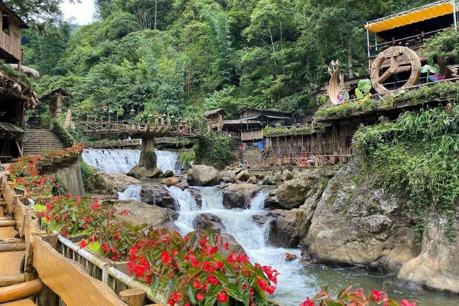 Lọt thỏm giữa núi rừng Sa Pa hùng vĩ, bản Cát Cát níu chân người lữ hành bằng những nếp nhà gỗ rêu phong, những thửa ruộng bậc thang xanh mướt và nét văn hóa truyền thống còn vẹn nguyên qua năm tháng.