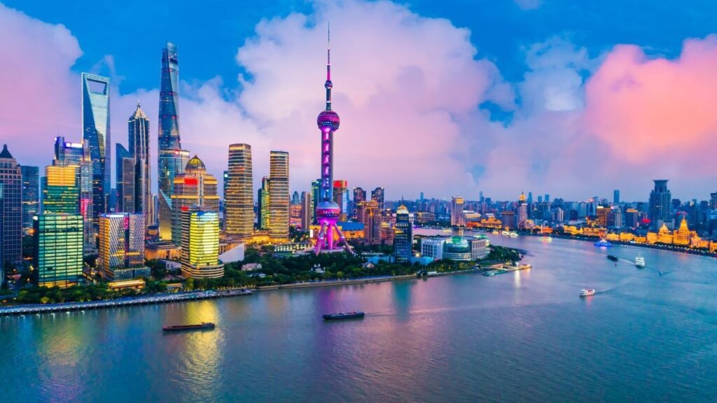 Bến Thượng Hải nhìn từ xa với 52 tòa nhà kiến trúc cổ điển dọc sông Hoàng Phố