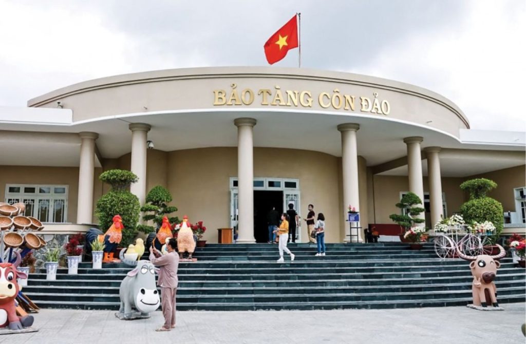 Bảo tàng Côn Đảo – điểm dừng chân lý tưởng trong hành trình khám phá nguồn cội và lịch sử của vùng đất huyền thoại. Nơi giúp du khách có cái nhìn toàn diện, sâu sắc nhất về hệ thống nhà tù khét tiếng trước khi tham quan thực tế.