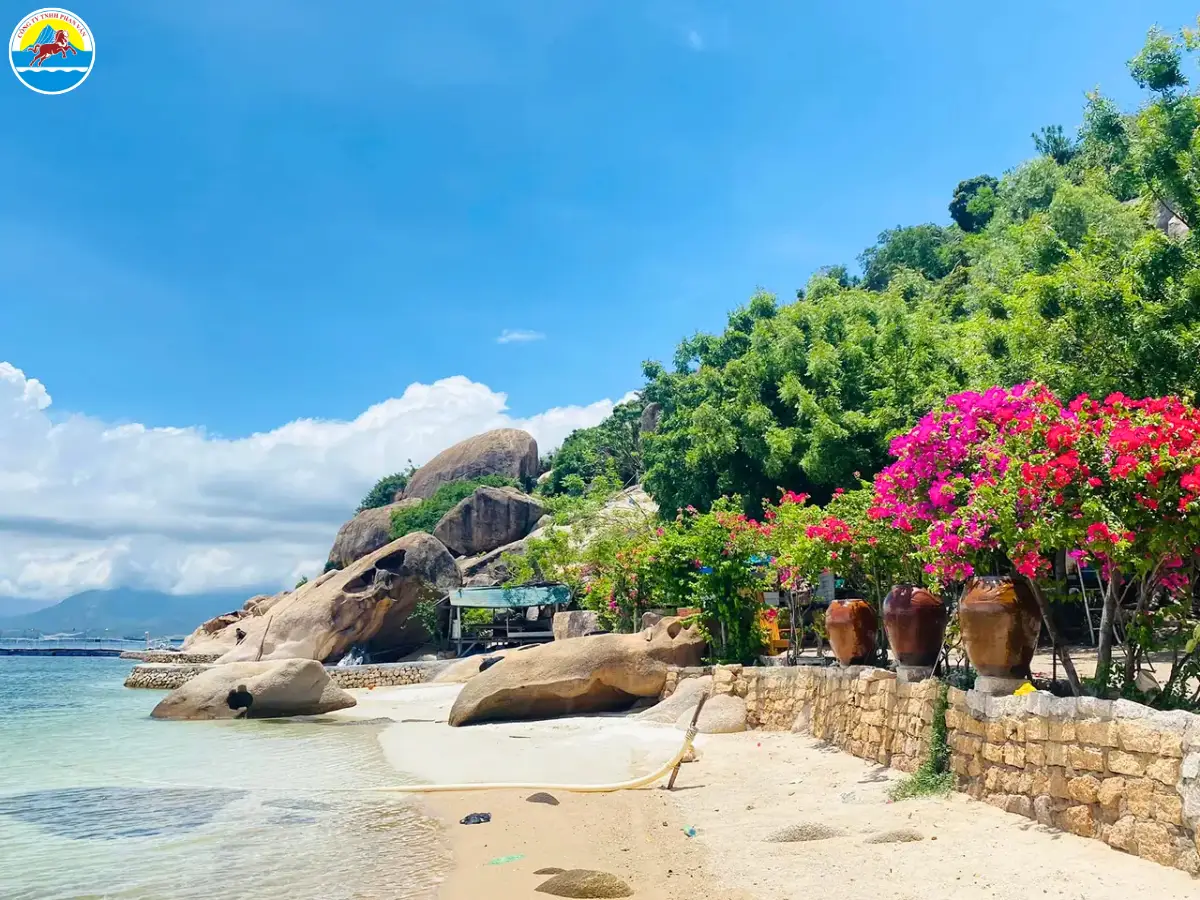 Vịnh Cam Ranh là một toạ độ du lịch hấp dẫn với nhiều du khách