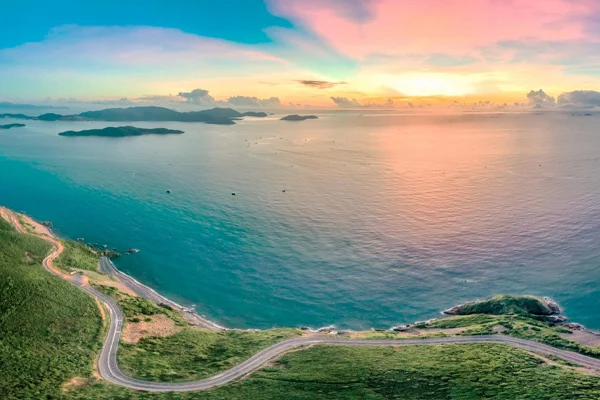 Vịnh Cam Ranh luôn nằm trong top những điểm du lịch hấp dẫn du khách trong và ngoài nước