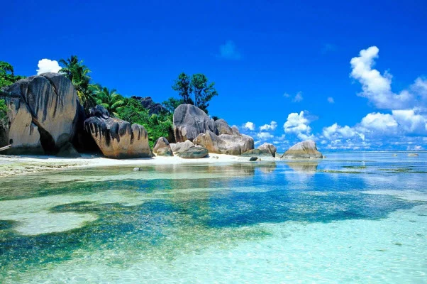Vịnh Cam Ranh luôn nằm trong top những điểm du lịch hấp dẫn du khách trong và ngoài nước với bãi biển hoang sơ