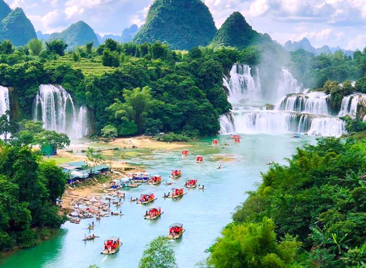 Thác Bản Giốc là thác nước hùng vĩ giữa núi rừng Cao Bằng, nổi bật với dòng nước trắng xóa và cảnh quan thiên nhiên ấn tượng.