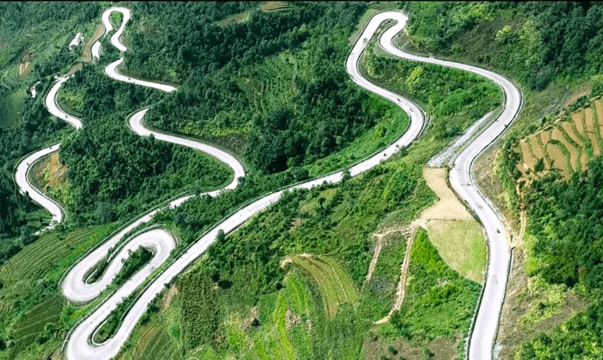 Chinh phục Đèo Mã Pì Lèng là hành trình ấn tượng giữa núi non hùng vĩ, mang đến trải nghiệm ngắm nhìn cảnh quan ngoạn mục bậc nhất của Hà Giang.