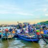 Chợ nổi Cái Răng là chợ nổi lớn nhất và nổi tiếng nhất miền Tây, tọa lạc trên sông Cần Thơ, nơi giao thương nông sản và trái cây bốn mùa ngay trên dòng sông.