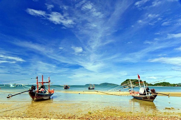 Bến tàu Bãi Kinh là điểm trung chuyển quen thuộc đưa du khách đến Đảo Bình Hưng, nổi bật với làn nước biển trong xanh và khung cảnh biển trời thơ mộng của vùng duyên hải Nam Trung Bộ.