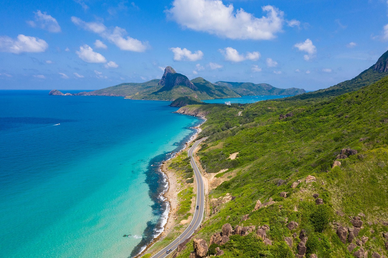Biển Côn Đảo (Bà Rịa - Vũng Tàu) nổi tiếng với làn nước trong vắt, hệ sinh thái hoang sơ và các rạn san hô đa dạng