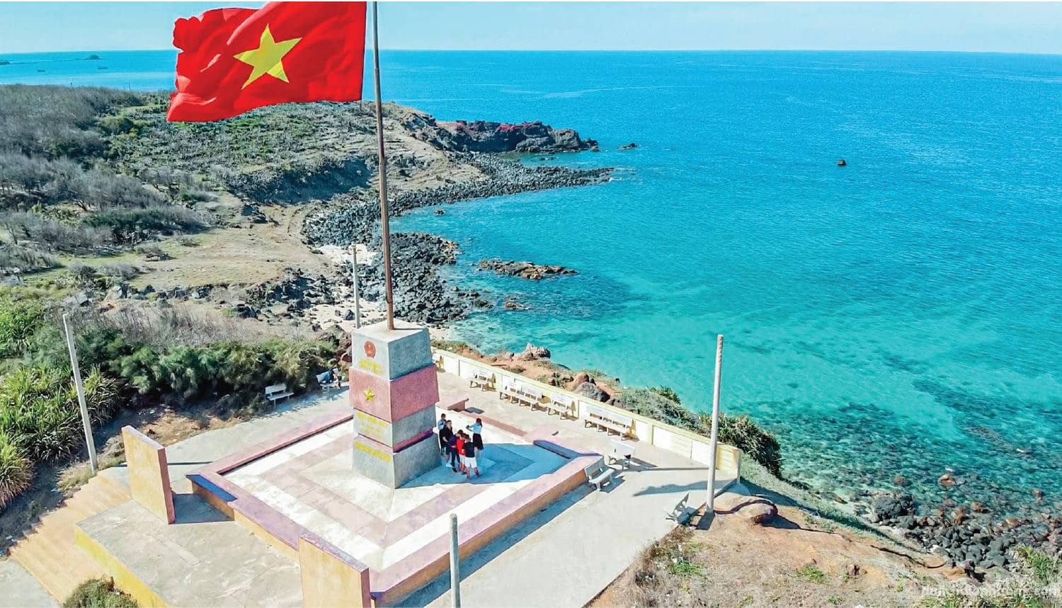Cột cờ đảo Phú Quý là biểu tượng thiêng liêng giữa biển trời Tổ quốc, nằm trên đảo Đảo Phú Quý, mang đến không gian rộng mở với tầm nhìn hướng biển tuyệt đẹp, là điểm check-in ý nghĩa và thu hút du khách khi đến khám phá đảo.