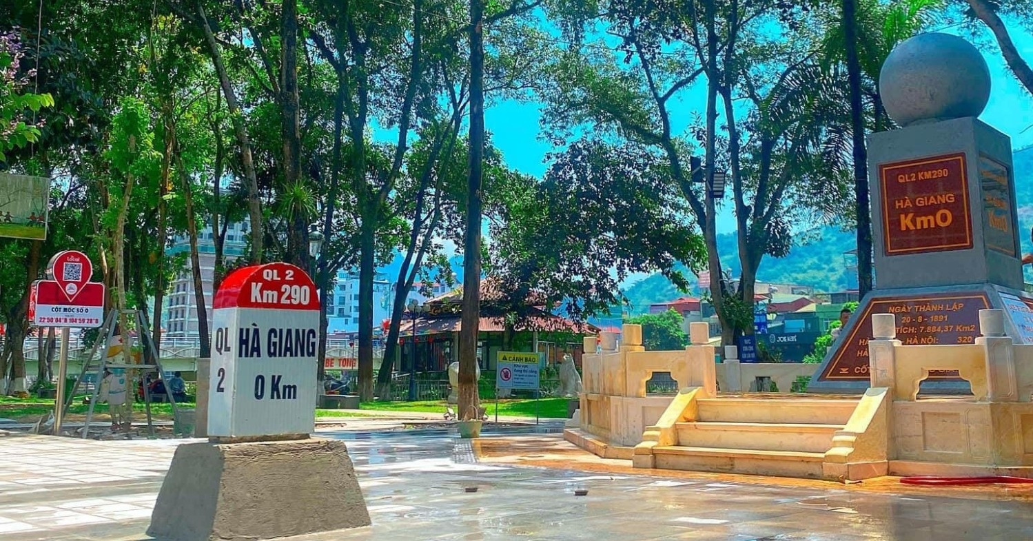 Cột mốc Km0 Hà Giang là điểm khởi đầu của hành trình khám phá vùng cao nguyên đá, biểu tượng check-in nổi tiếng giữa lòng thành phố Hà Giang.