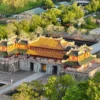 Đại Nội Huế là một di sản văn hóa thế giới, mang đậm dấu ấn lịch sử và kiến trúc của triều đại nhà Nguyễn, nằm bên bờ sông Hương thơ mộng.