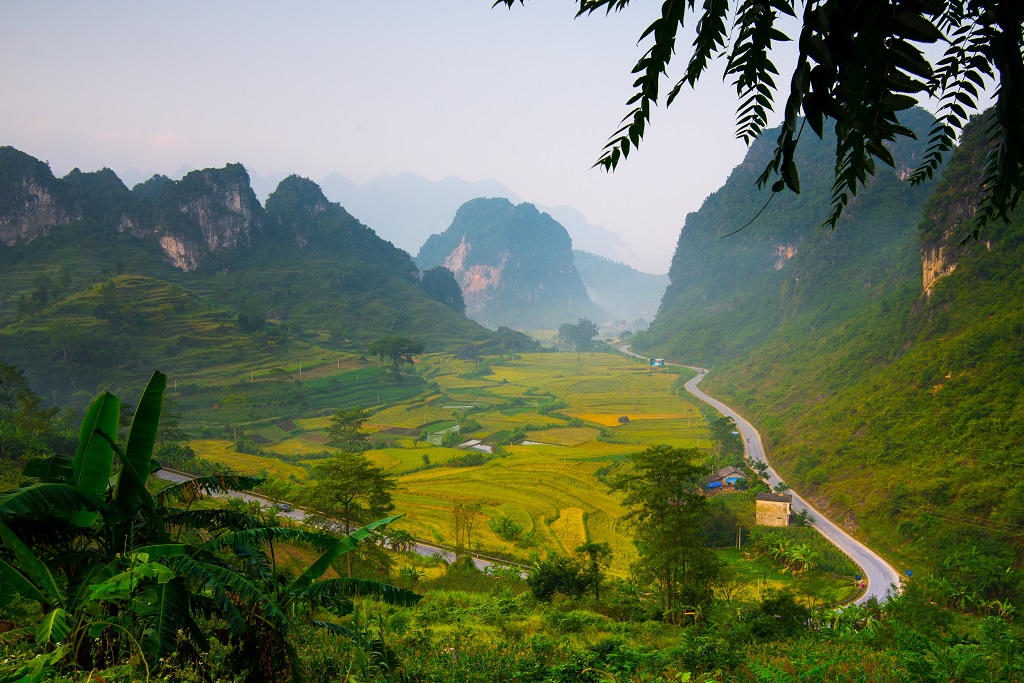 Đèo Mã Phục là cung đèo nổi tiếng với những khúc cua uốn lượn giữa núi đá vôi hùng vĩ, mang đến cảnh quan ấn tượng của Cao Bằng.