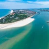 Biển Nhật Lệ quyến rũ bước chân du khách bằng bãi cát trắng mịn màng, làn nước trong xanh nhìn thấu đáy và nét đẹp hoang sơ, thơ mộng ngay cạnh lòng thành phố Đồng Hới.
