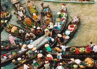 Khám phá Chợ nổi Cái Răng Cần Thơ – nét văn hóa sông nước độc đáo với trải nghiệm ăn sáng trên ghe, mua sắm trái cây tươi ngon và check-in bình minh rực rỡ.