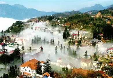 Sa Pa mờ sương luôn là nàng thơ của tour Tây Bắc, mê hoặc bước chân lữ hành bởi những thửa ruộng bậc thang kỳ vĩ kỳ quan và đỉnh Fansipan ngập trong biển mây huyền ảo.