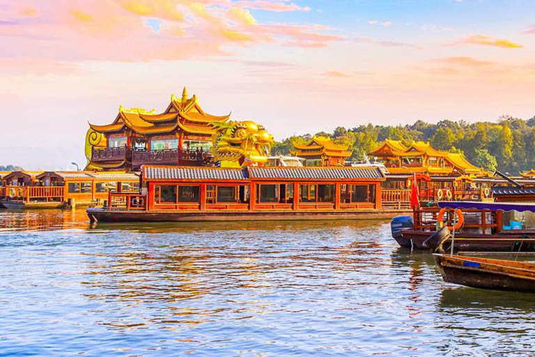 Ngồi thuyền thưởng ngoạn Tây Hồ mang đến trải nghiệm thư thái giữa khung cảnh thơ mộng, mặt hồ yên ả và vẻ đẹp nên thơ được ví như “thiên đường hạ giới”.