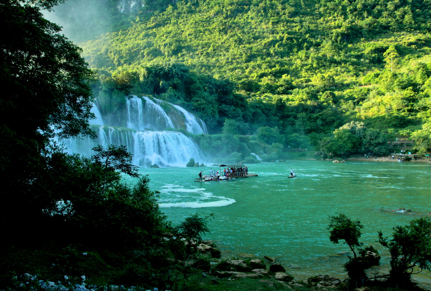 Khám phá Hồ Ba Bể là hành trình hòa mình vào thiên nhiên xanh mát với mặt hồ rộng lớn, núi rừng bao quanh và không gian yên bình đặc trưng của vùng Đông Bắc Việt Nam.